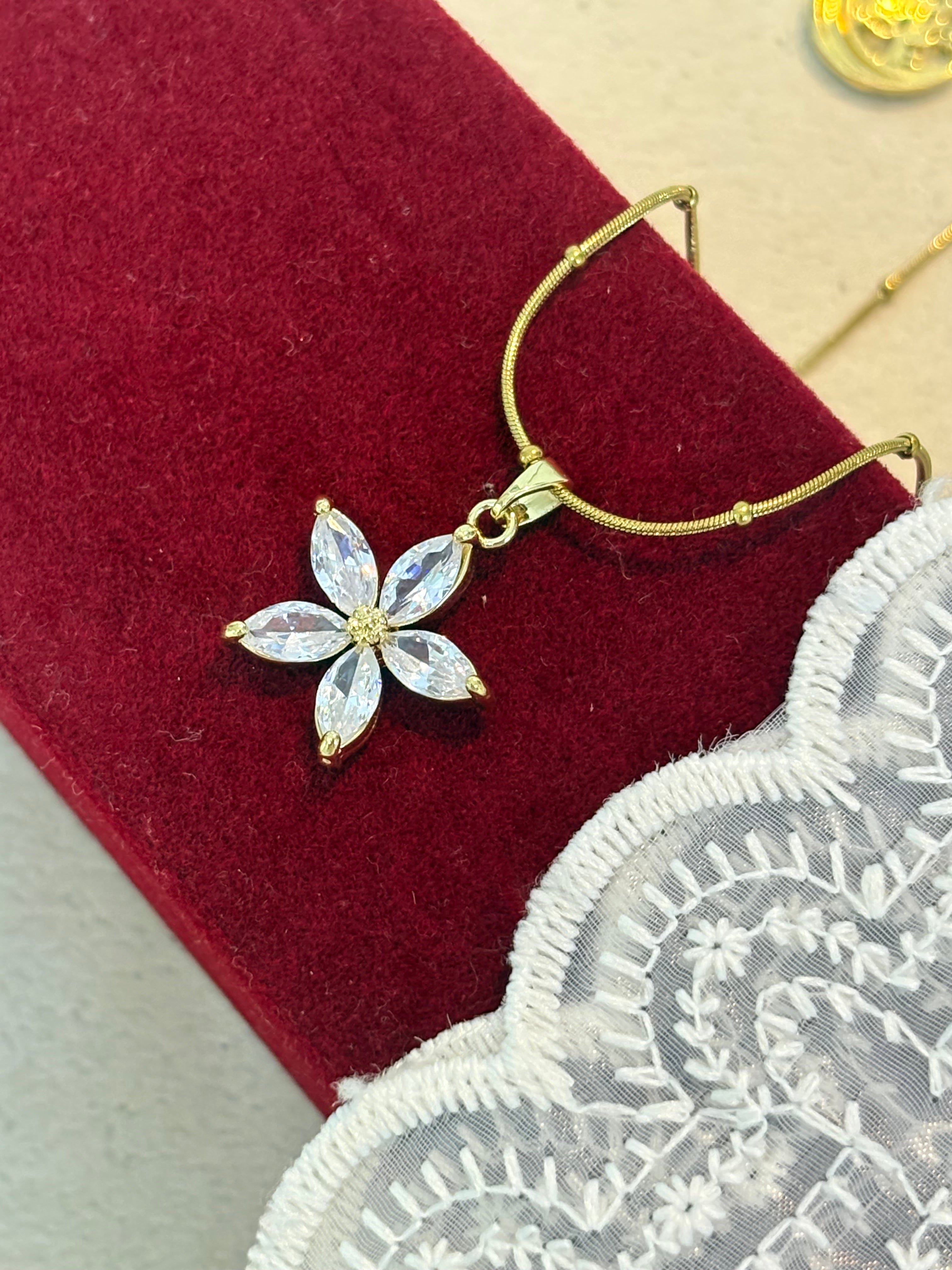 Bloom Glimmer Necklace