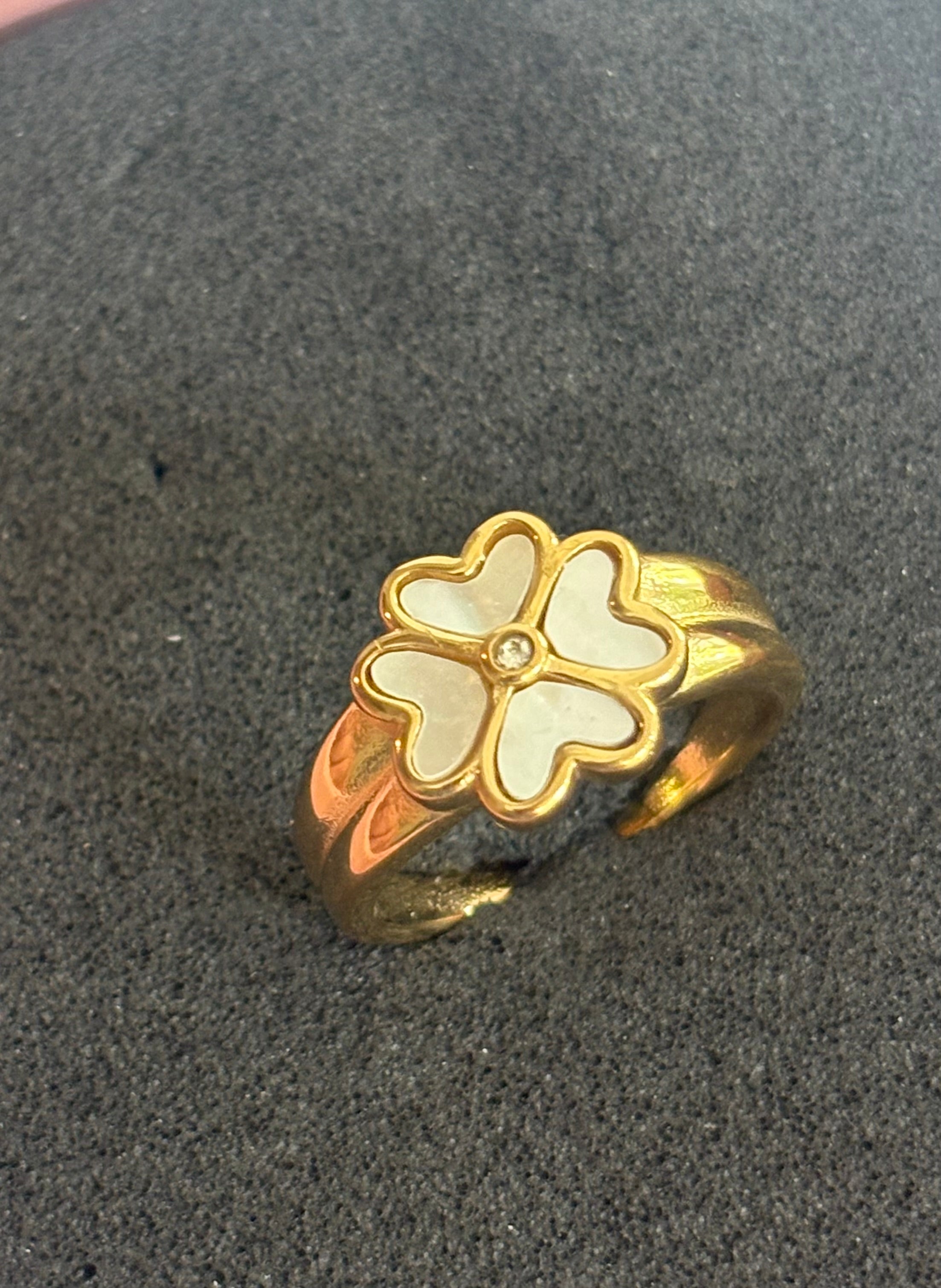 Lumi Clover Ring