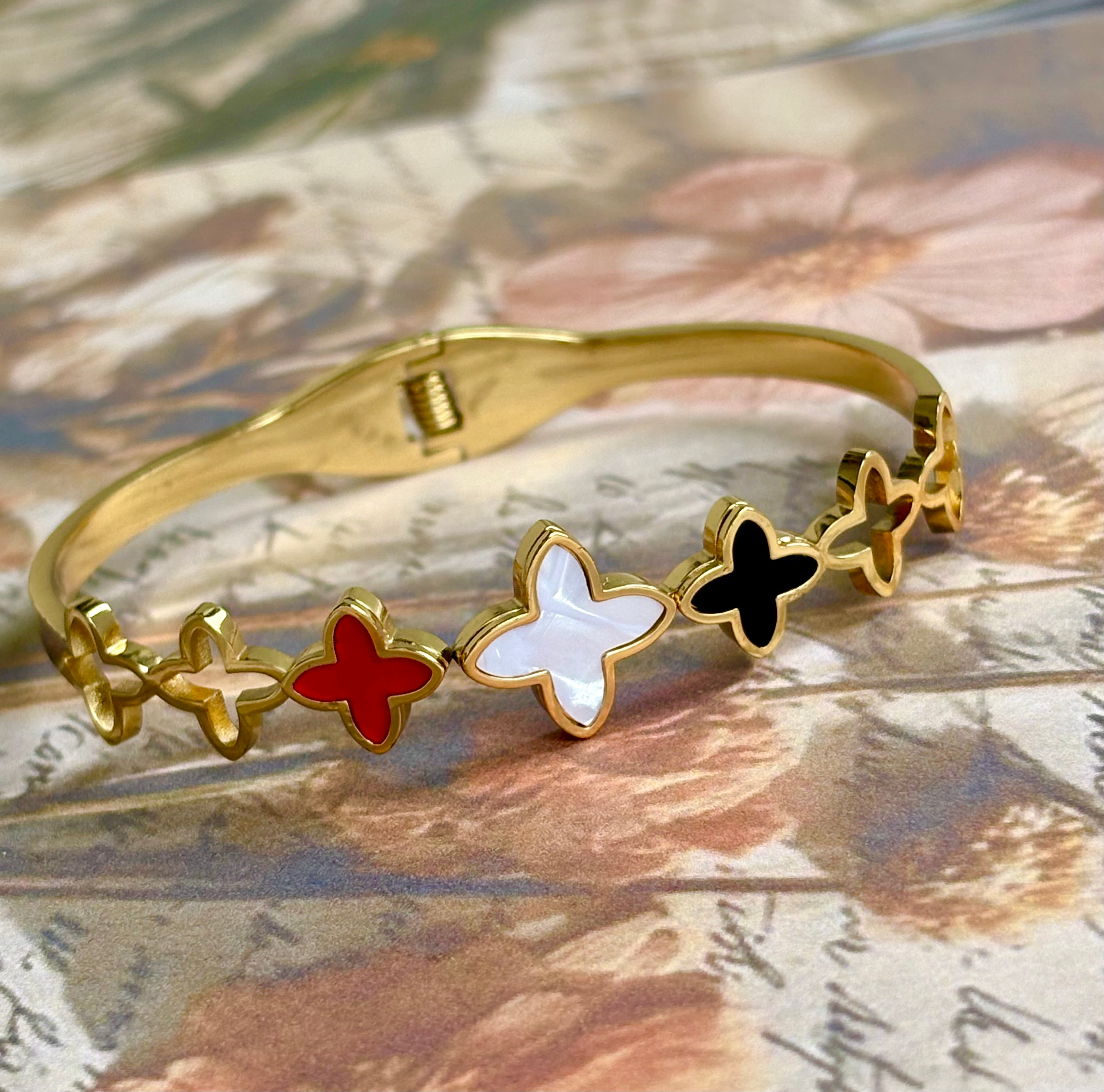 Carousel Clover Kada