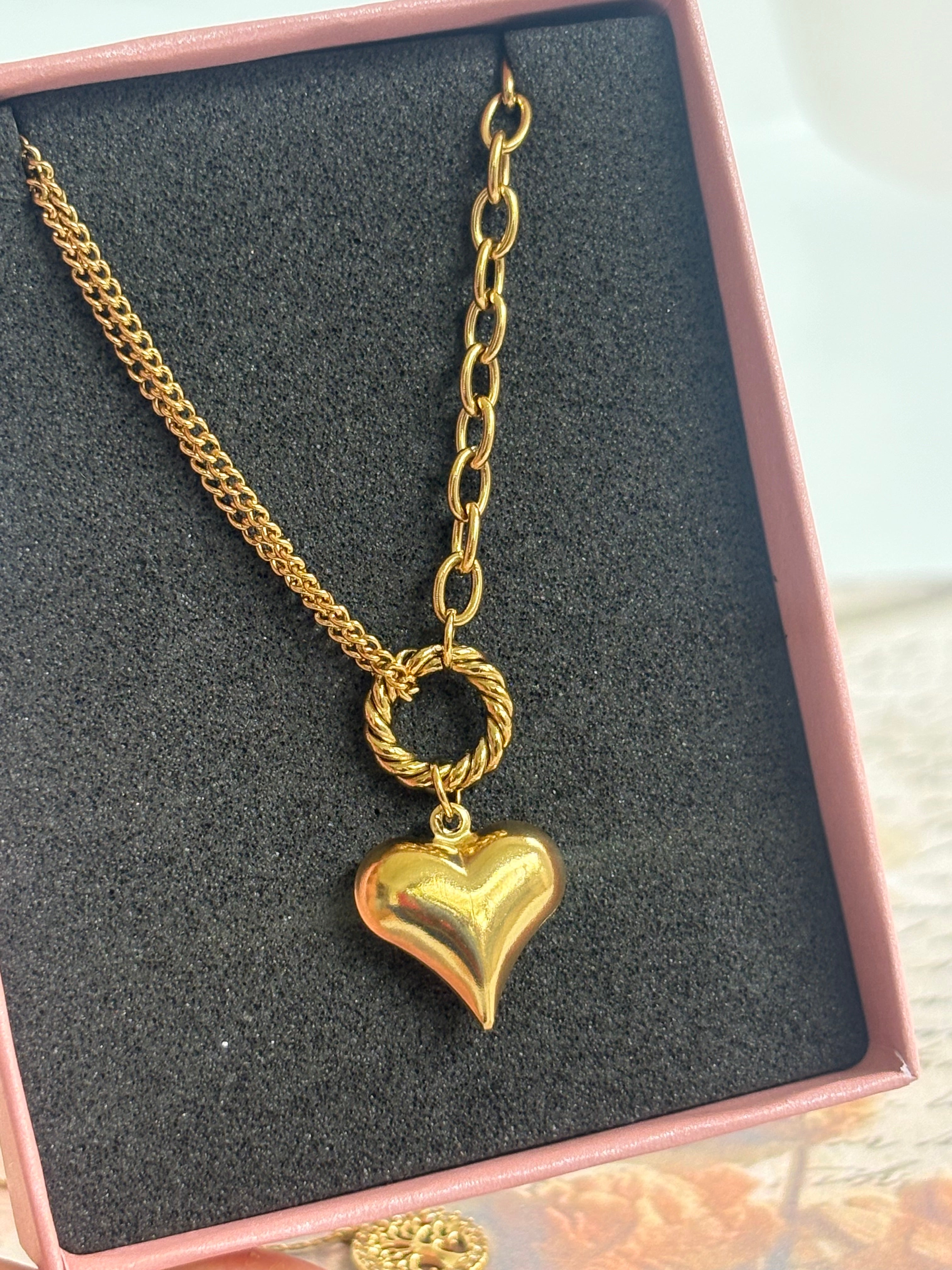 Veloura Necklace