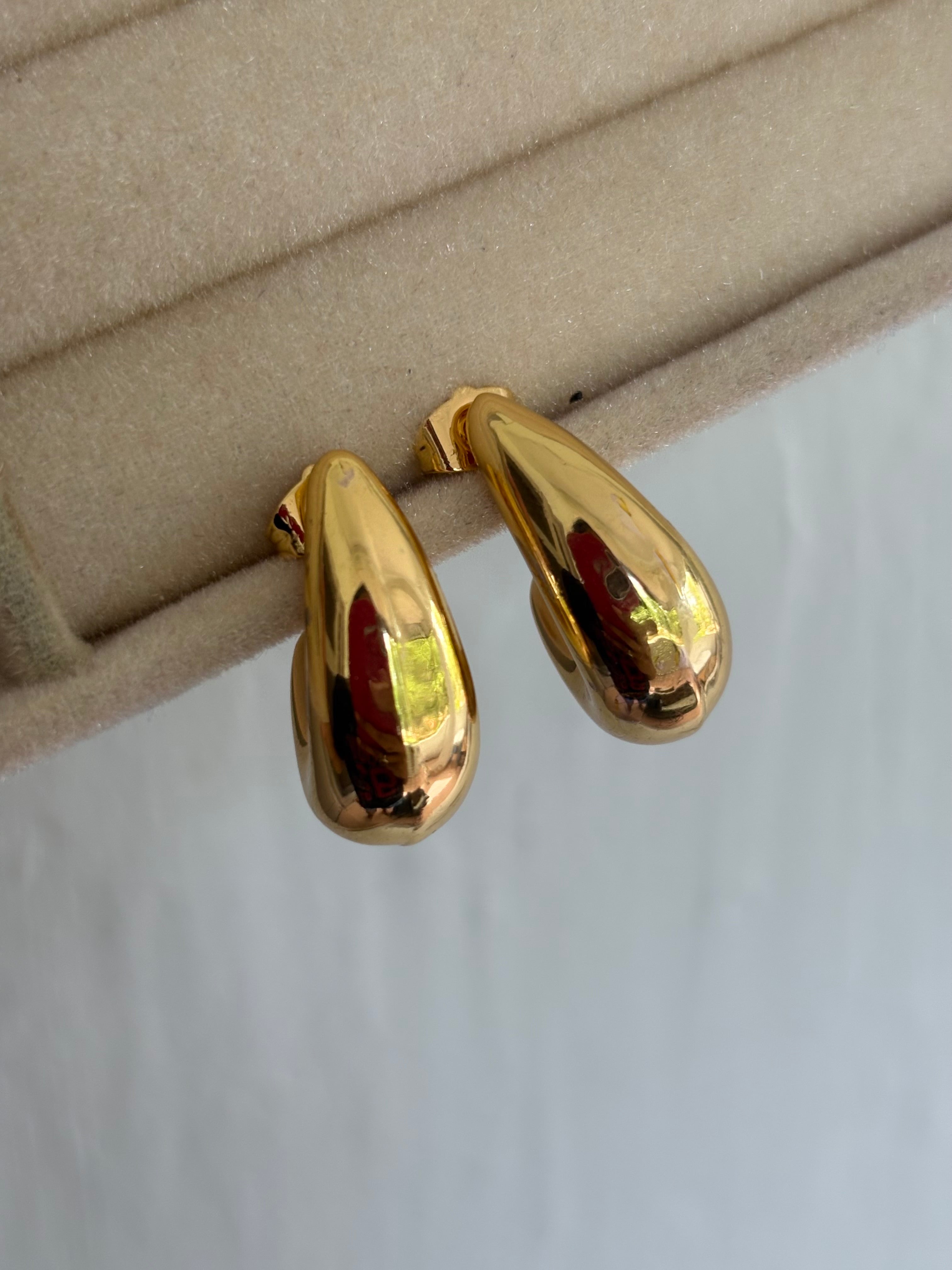 Curve Studs