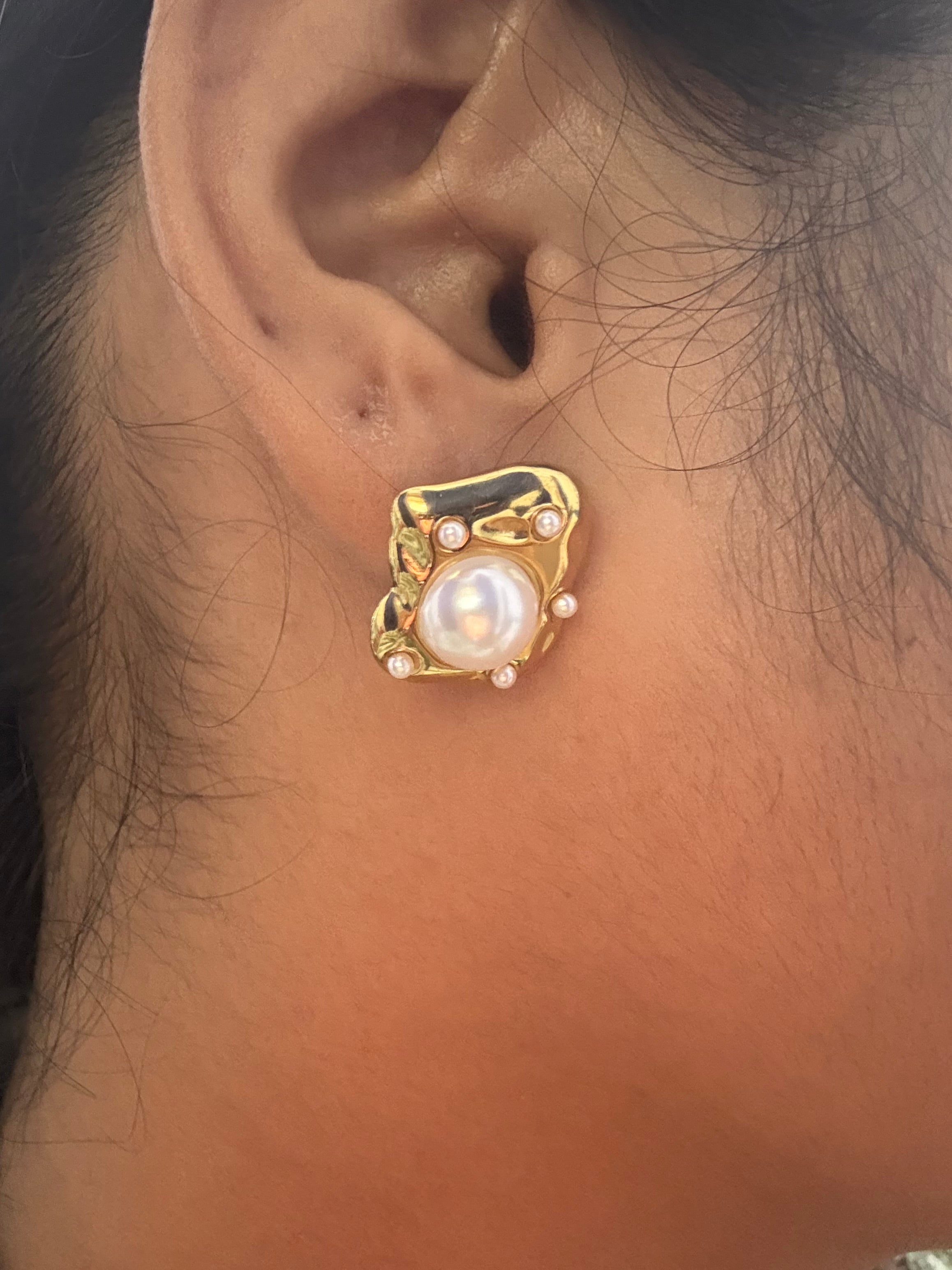 Pearl Embed Studs