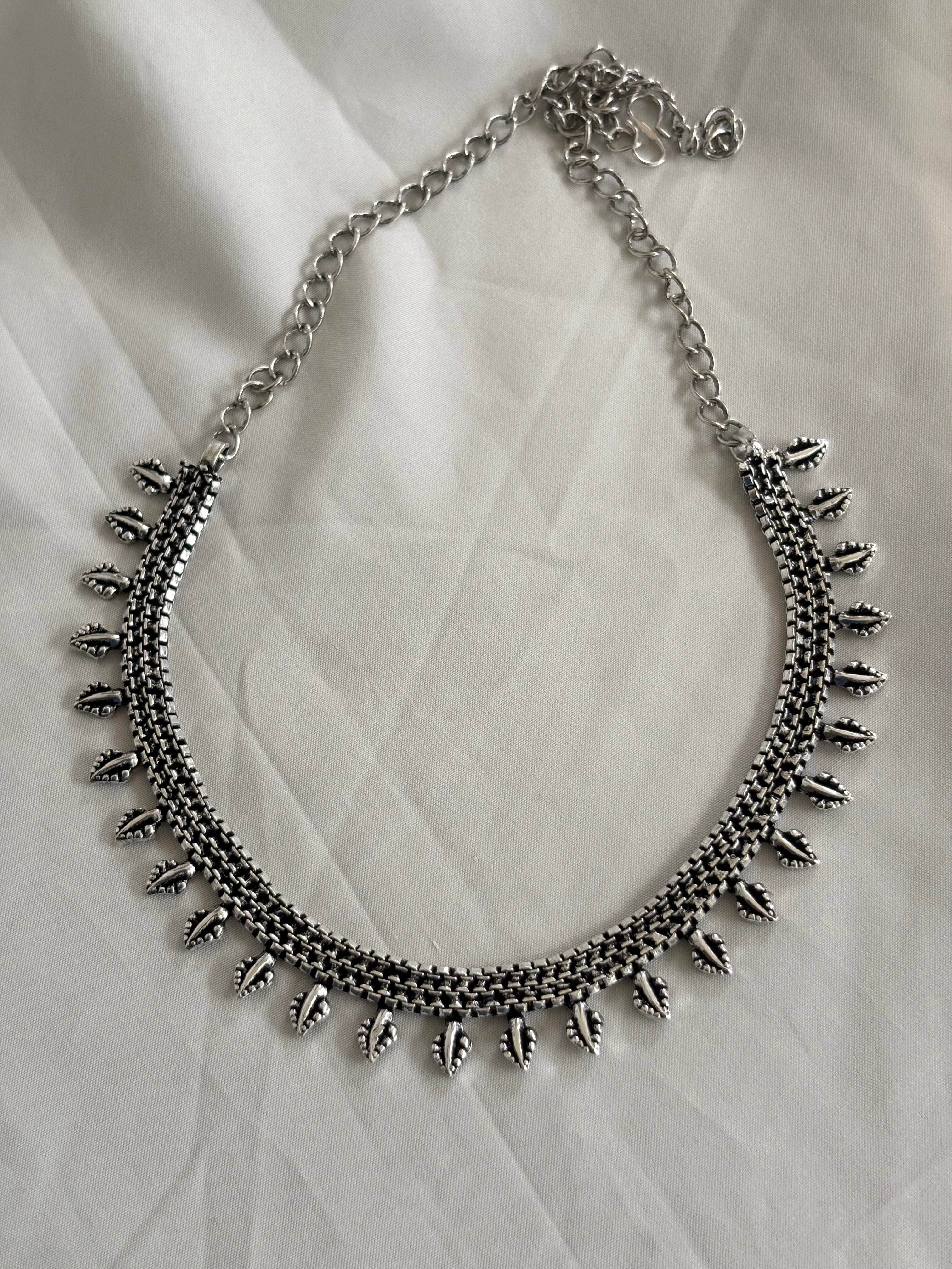 Vanya Leaf Choker
